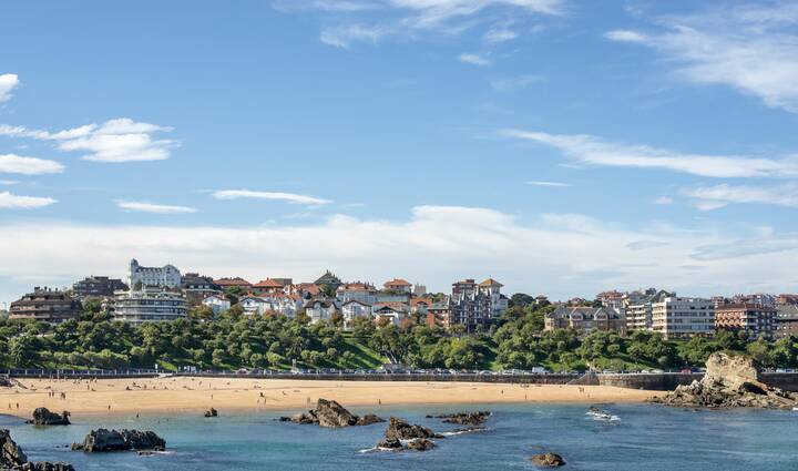 Blick auf Santander und den Playa El Sardinero Santander Spanien