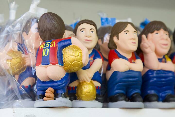 Auch die Spieler des FC Barcelona kann man sich in die Weihnachtskrippe stellen Caganer Figur