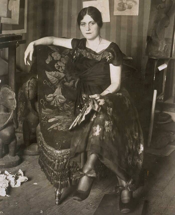 Olga Khokhlova in Picassos Atelier, Montrouge, Frühjahr 1918 Olga Khokhlova Picasso
