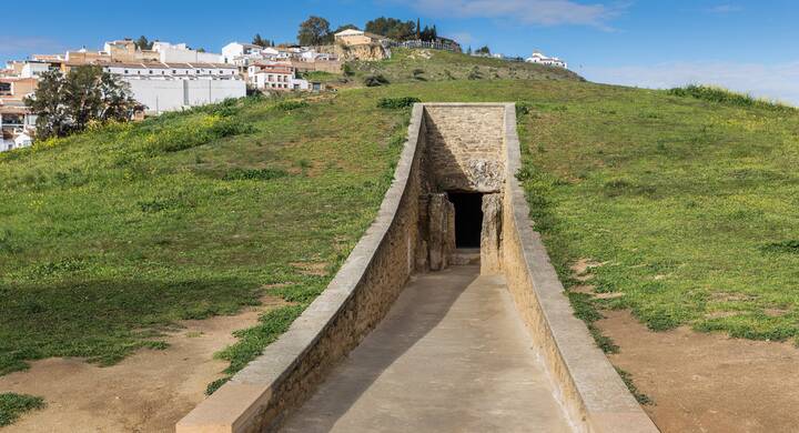 Der Eingang zu den Dolmen von Viera in Antequera Dolmen von Viera Antequera
